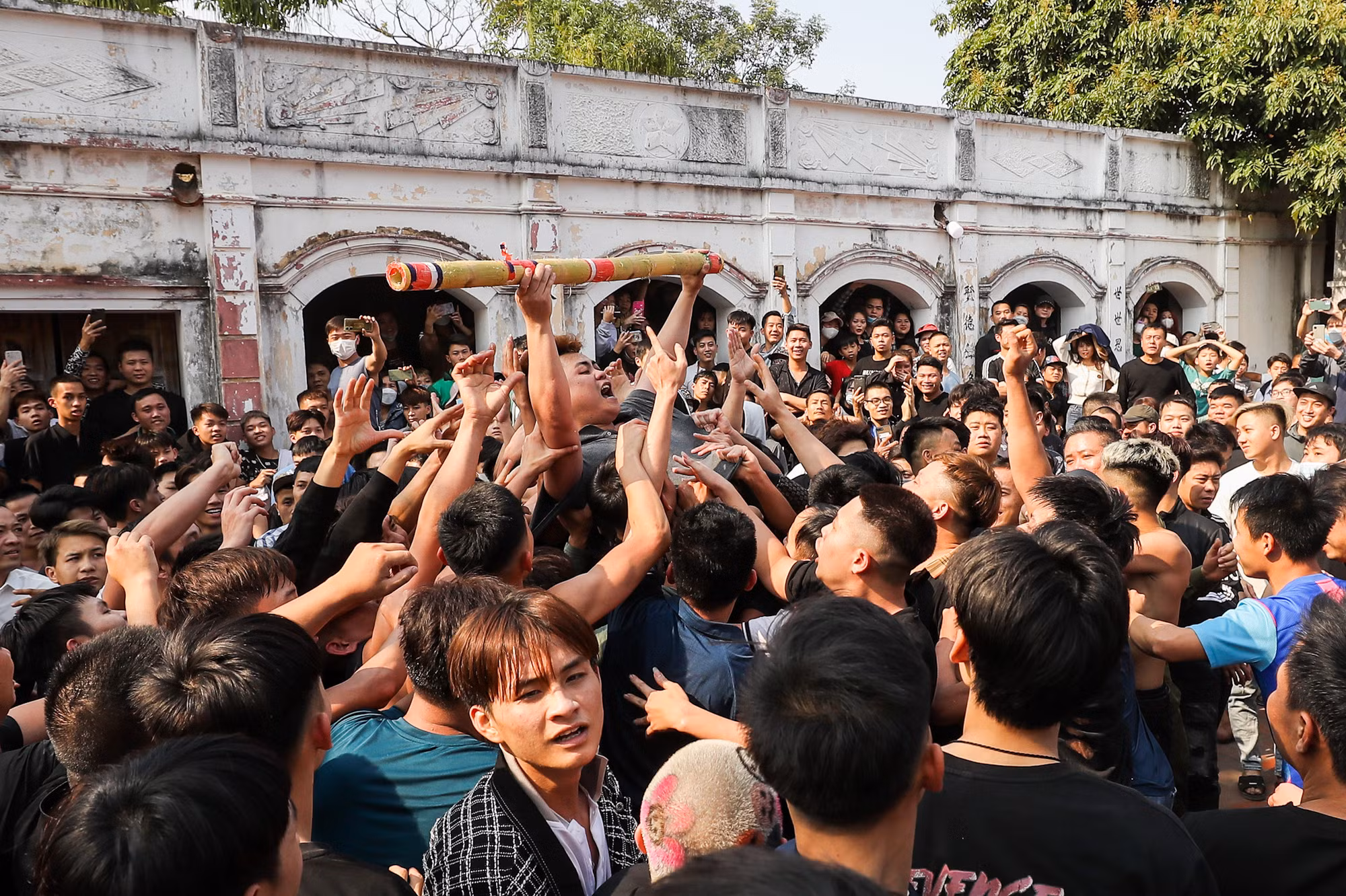 Gay cấn lễ hội giằng bông Sơn Đồng -0