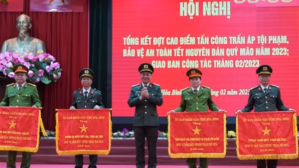 26 thập thể và cá nhân trong CA tỉnh Hòa Bình được khen thưởng