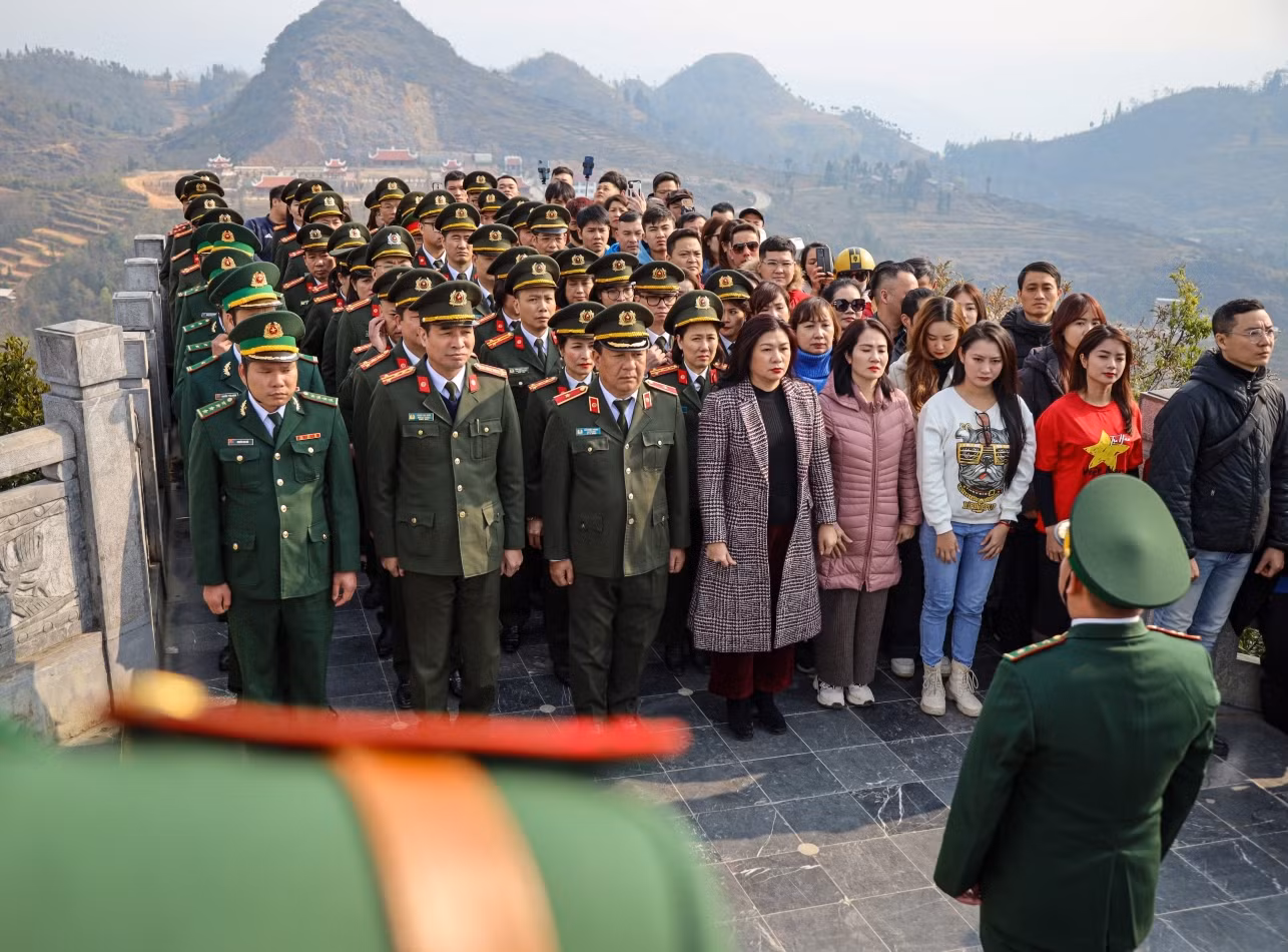 Thiêng liêng, xúc động lễ chào cờ, báo công tại cột cờ Lũng Cú, Hà Giang -0