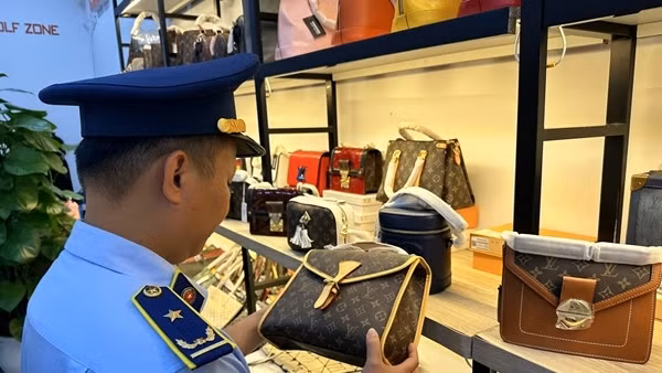 Trưng bày hàng giả nhãn hiệu Louis Vuitton, Chanel, Gucci… rồi hét giá "trên trời"