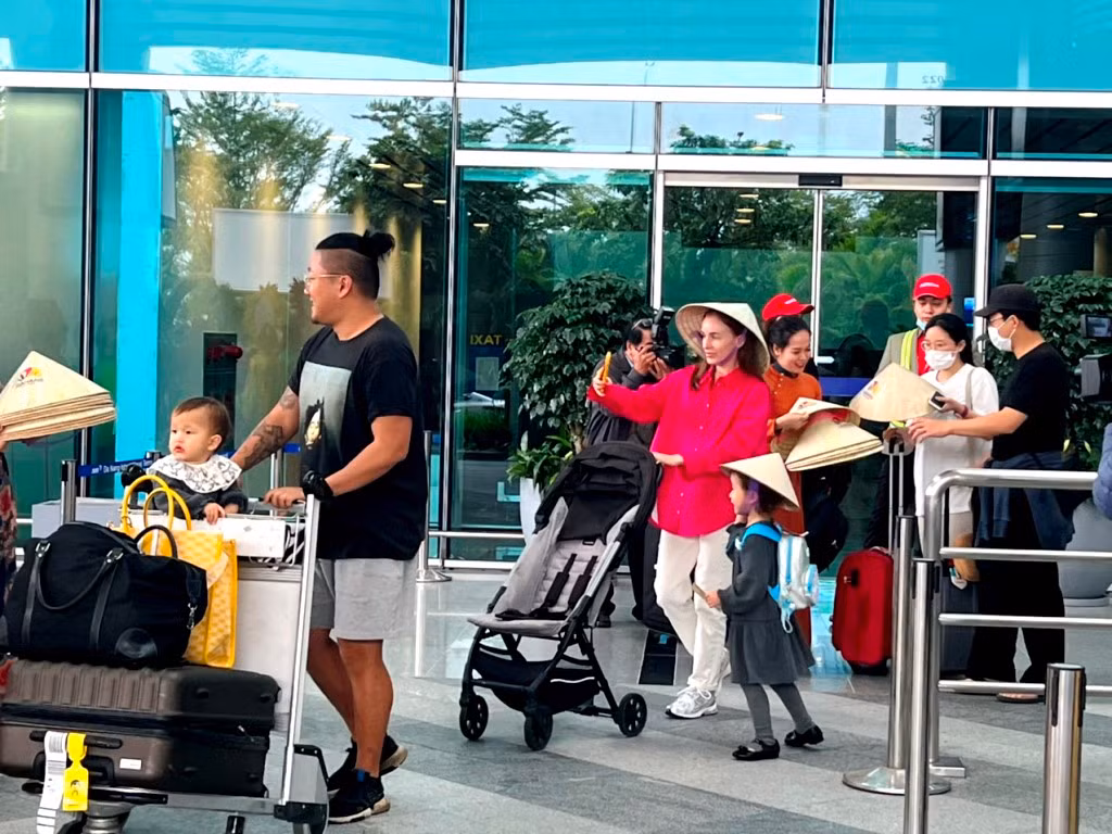Hàng nghìn du khách trong nước và quốc tế “xông đất” Đà Nẵng ngày đầu tiên năm mới 2023 -0