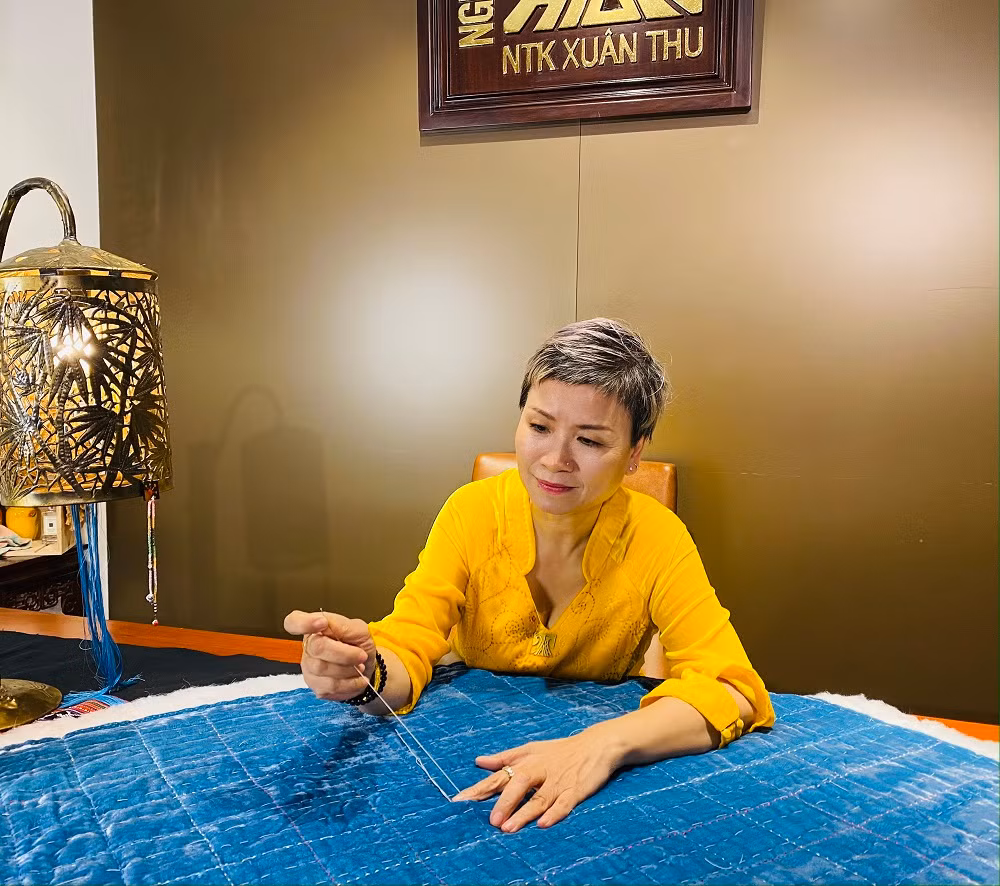 Nhà thiết kế thời trang Xuân Thu: Vẫn đắm đuối với chần bông, khâu đột -0
