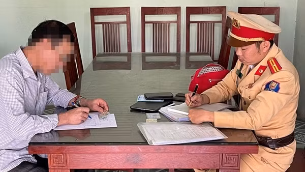 Phạt tài xế chạy ngược chiều cao tốc