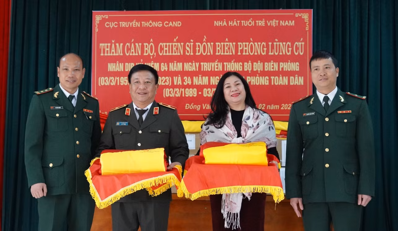 Thiêng liêng, xúc động lễ chào cờ, báo công tại cột cờ Lũng Cú, Hà Giang -0