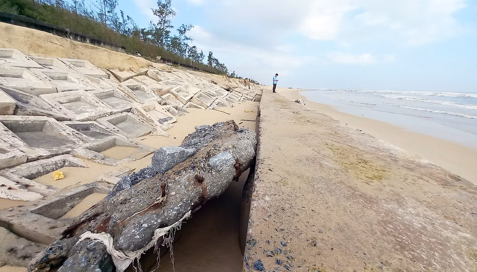 Sóng biển xâm thực, “nuốt” hàng trăm mét kè Tam Thanh -0