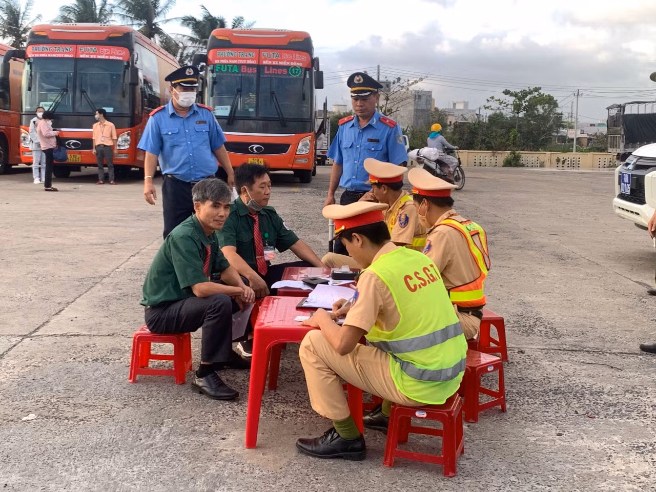 Kiểm tra ma túy và nồng độ cồn tài xế và phụ xe tại Bến xe phía Nam TP Tuy Hòa -0