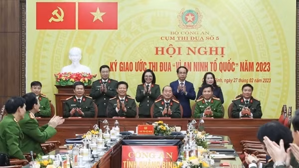 Cụm thi đua số 5 ký kết giao ước thi đua Vì an ninh Tổ quốc