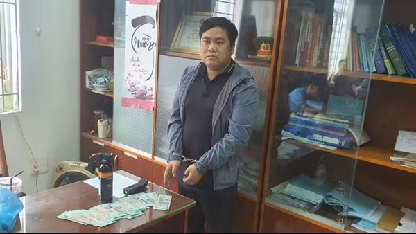 Khống chế đối tượng sử dụng bình xịt hơi cay cướp tài sản