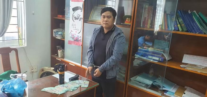 3 người dân dũng cảm&nbsp;khống chế đối tượng sử dụng bình xịt hơi cay cướp tài sản -0
