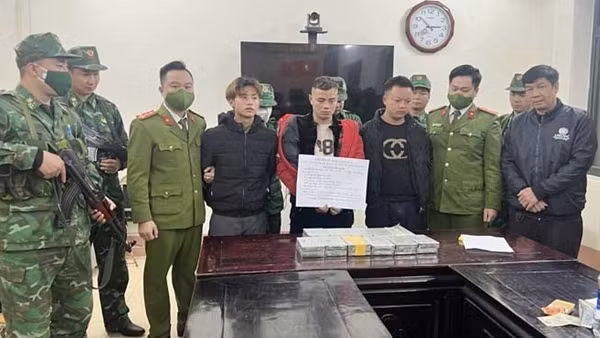 Kiểm tra 3 người đi xe máy “du lịch Sapa”, lộ 22 bánh heroin