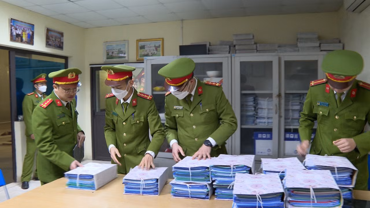 Bắt khẩn cấp giám đốc và phó giám đốc Trung tâm đăng kiểm xe cơ giới 29-07D -0