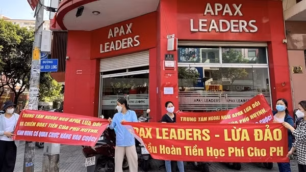 Trung tâm Anh ngữ Apax Leaders "xuống dốc" nhưng vẫn kêu gọi phụ huynh đóng tiền