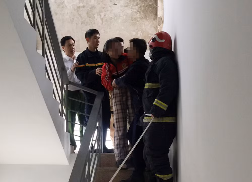Cảnh sát cứu bé gái trèo ra ban công tầng 15 chung cư -0