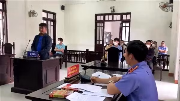 Lái xe đầu kéo chặn ngang cao tốc thách thức CSGT, nhận 12 tháng tù