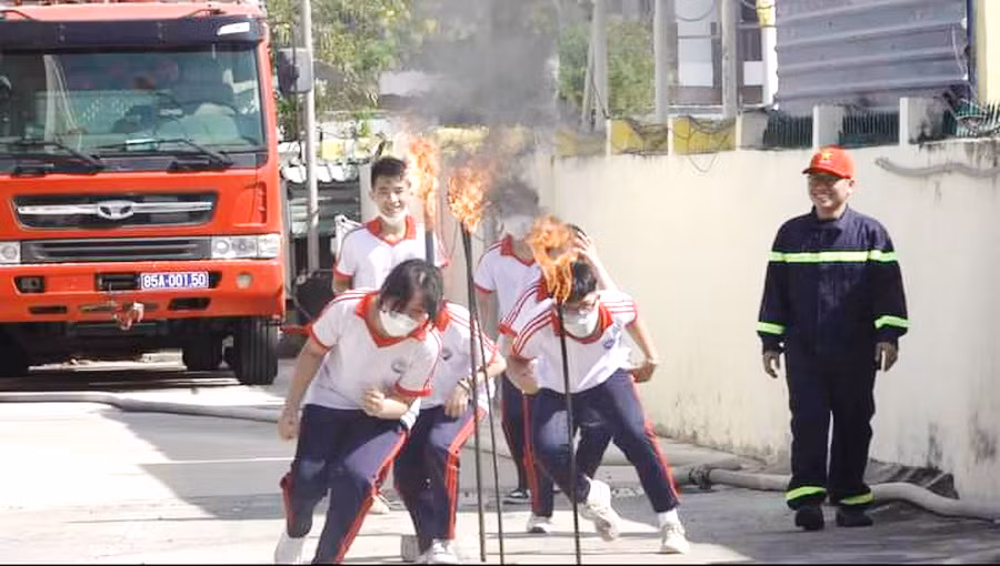  Học sinh Ninh Thuận hào hứng “Trải nghiệm lính cứu hỏa” -0