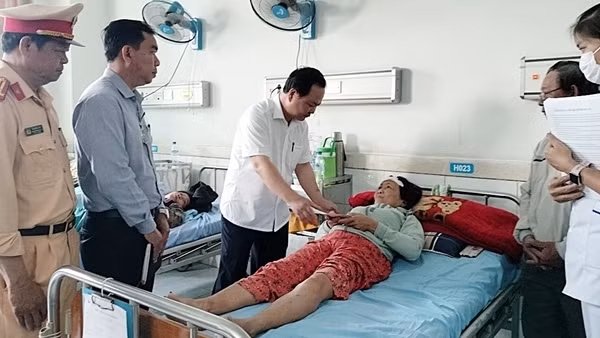 Thăm hỏi, hỗ trợ các nạn nhân vụ ôtô khách tông vào xe tải đỗ bên đường