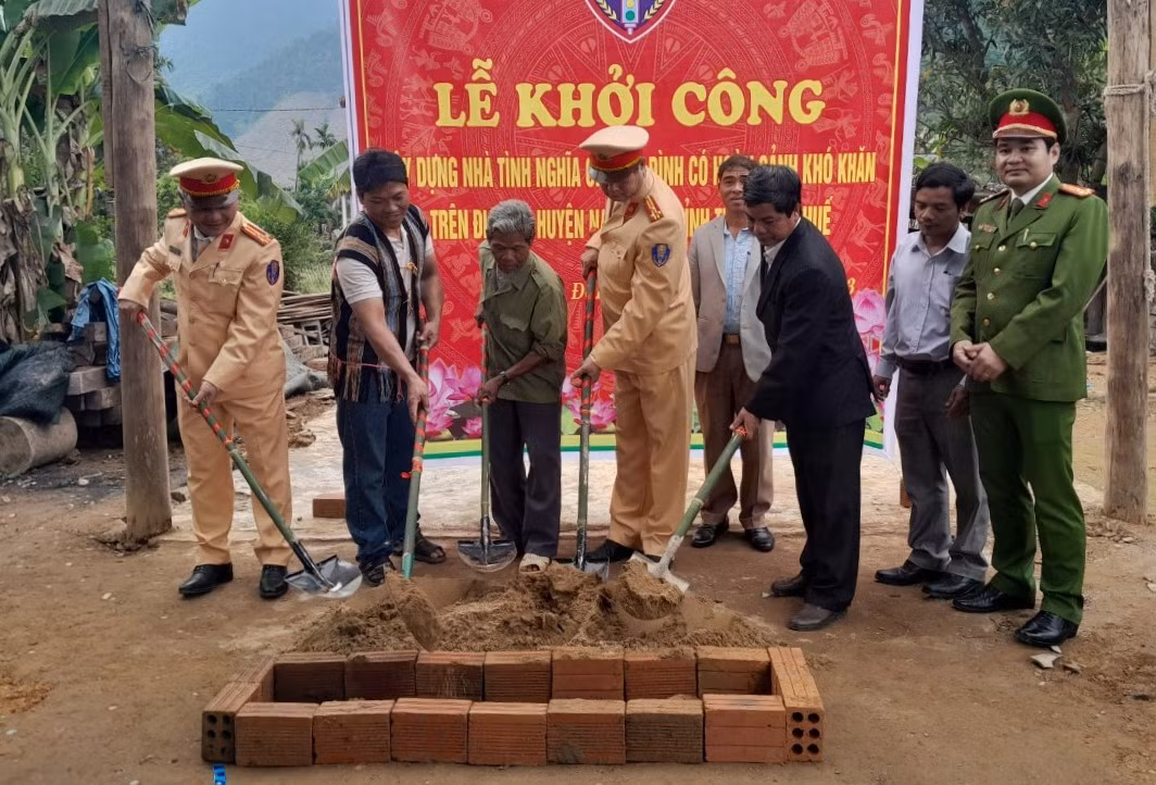 Khởi công xây nhà tình nghĩa cho 2 hộ dân có hoàn cảnh khó khăn -0