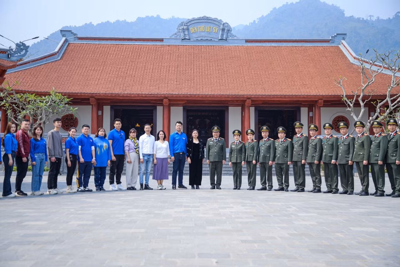 Tri ân, tưởng niệm các anh hùng liệt sĩ nơi miền đất thiêng “đá nở hoa” -0