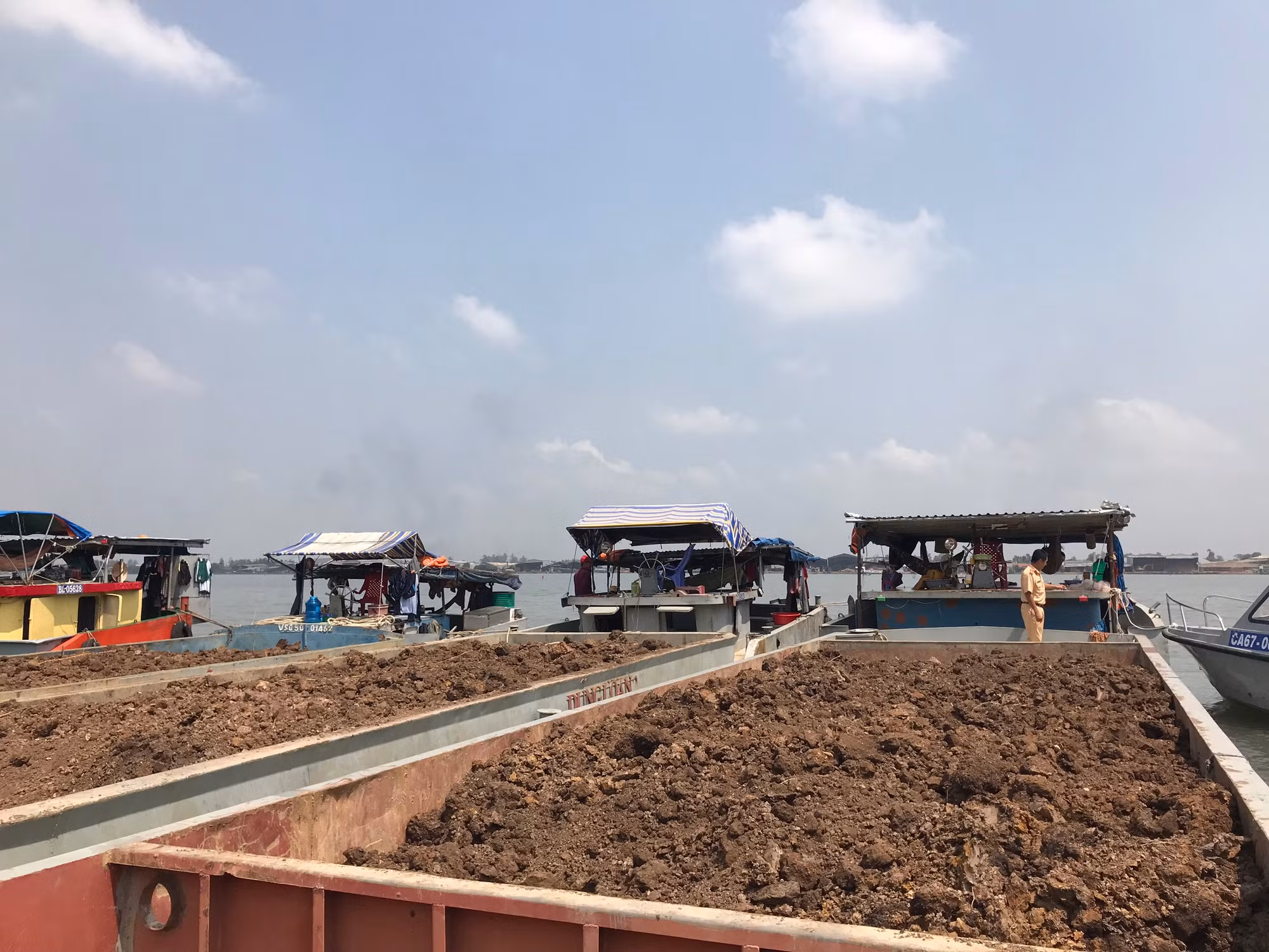 Cảnh sát đường thủy mật phục bắt 14 tàu sắt “khủng” chở đất trái phép -0