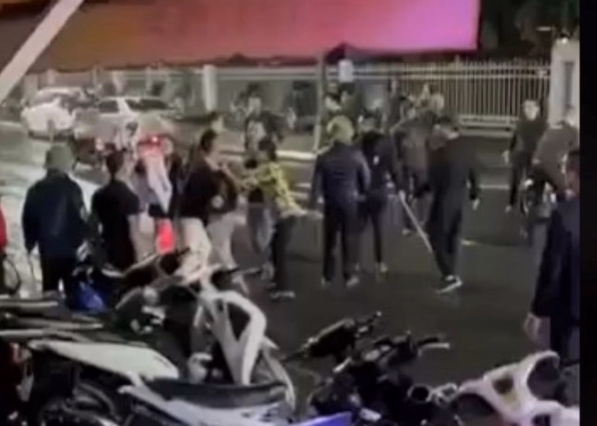 Mâu thuẫn trong quán bar, 2 nhóm thanh niên lao vào ẩu đả -0