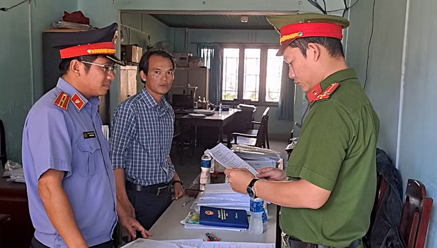 &nbsp;Bắt cán bộ địa chính xã vì làm sai quy định&nbsp;luật đất đai -0