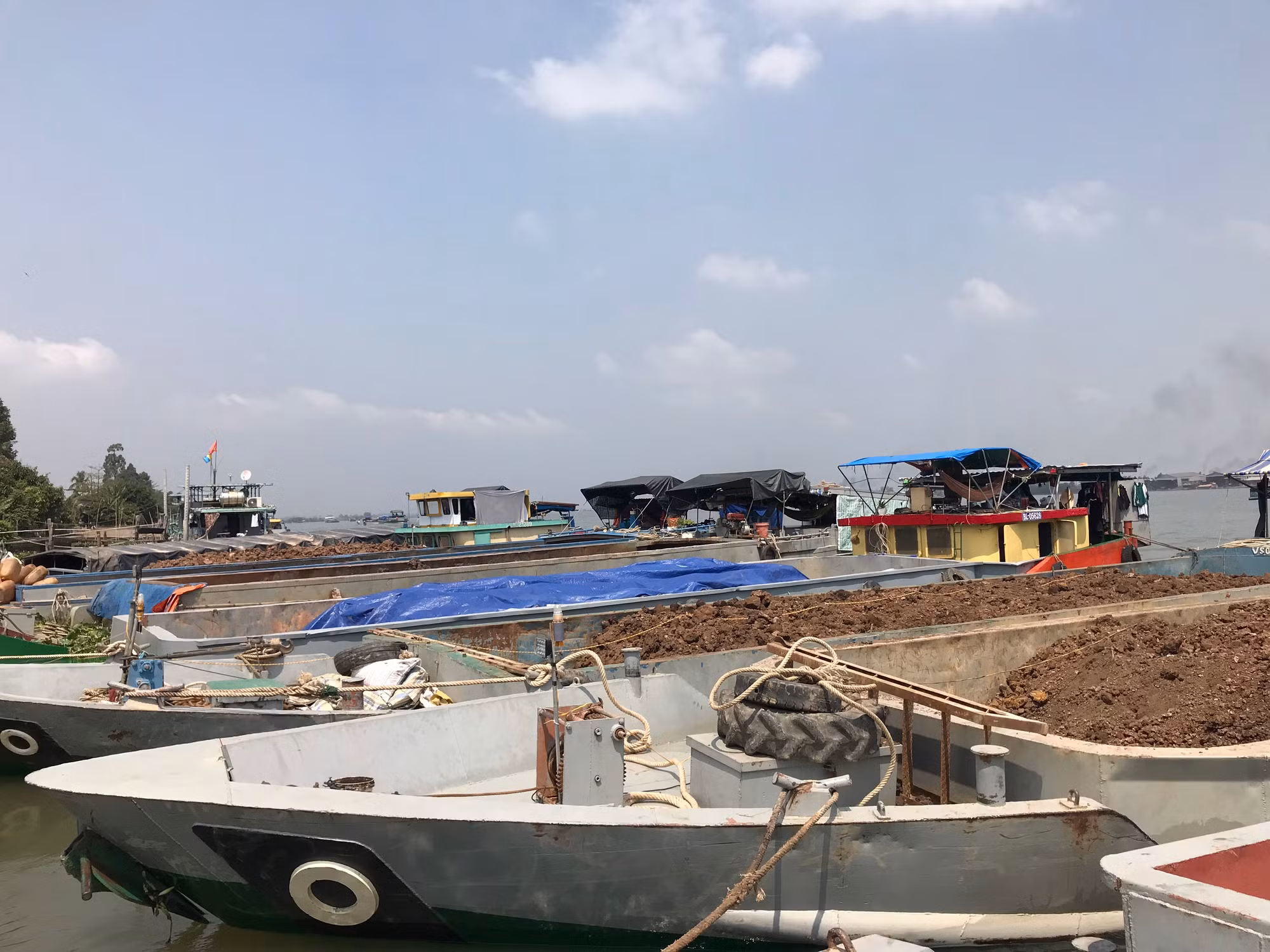 Cảnh sát đường thủy mật phục bắt 14 tàu sắt “khủng” chở đất trái phép -1