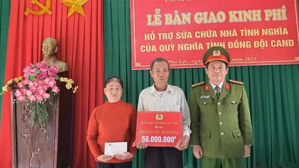 Hỗ trợ kinh phí xây nhà tình nghĩa cho gia đình liệt sĩ CAND