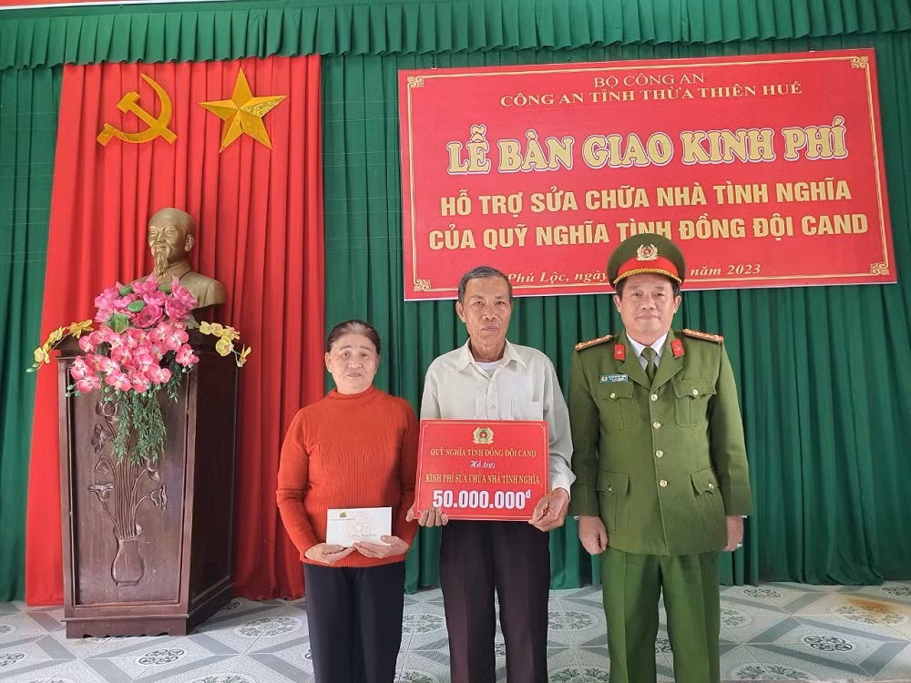 Hỗ trợ kinh phí xây nhà tình nghĩa cho gia đình liệt sĩ CAND -0
