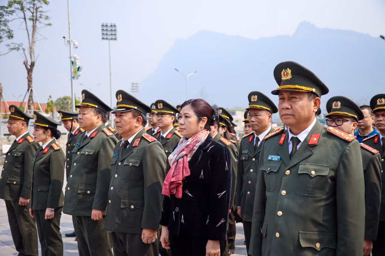 Tri ân, tưởng niệm các anh hùng liệt sĩ nơi miền đất thiêng “đá nở hoa” -0