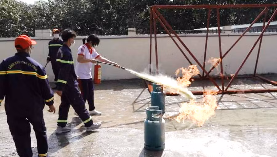  Học sinh Ninh Thuận hào hứng “Trải nghiệm lính cứu hỏa” -1