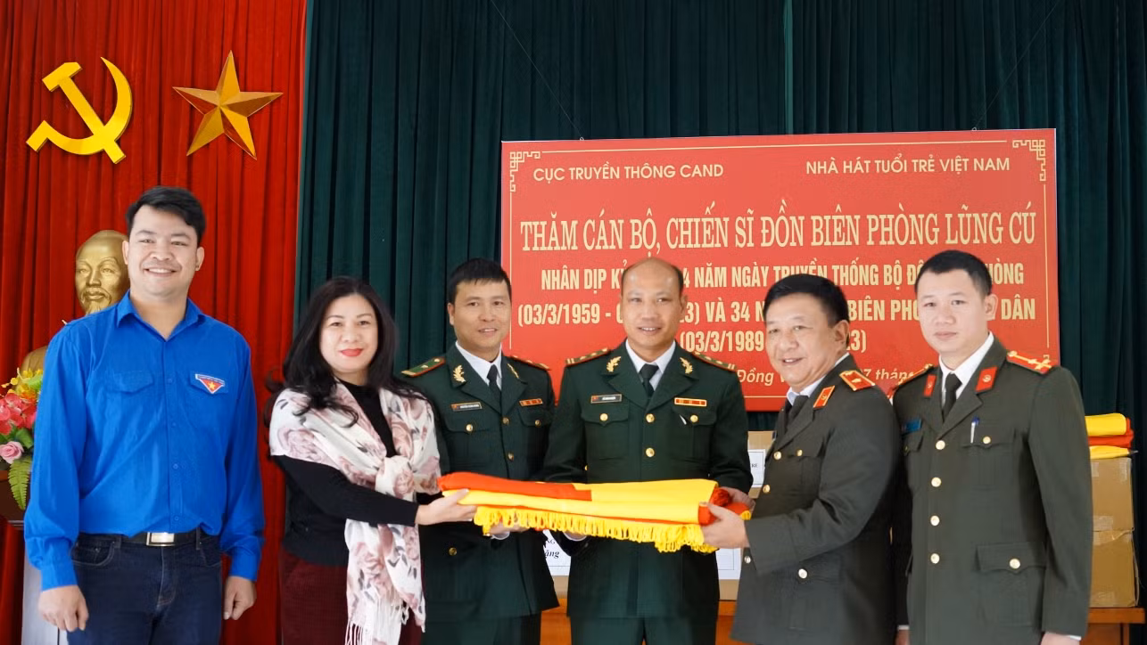 Thiêng liêng, xúc động lễ chào cờ, báo công tại cột cờ Lũng Cú, Hà Giang -0