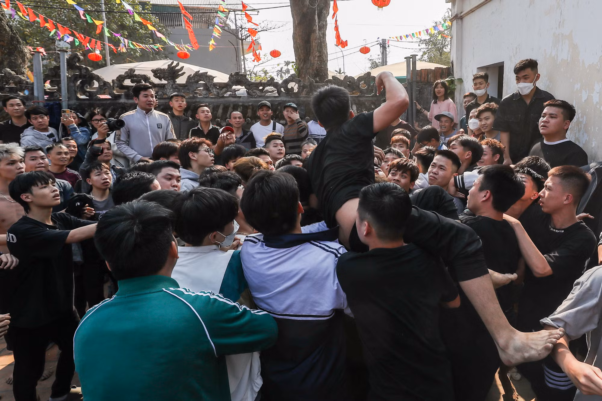 Gay cấn lễ hội giằng bông Sơn Đồng -0