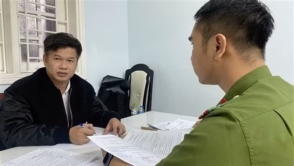 Dùng tiểu xảo biến chủ xe Mercedes thành vợ để lừa đảo