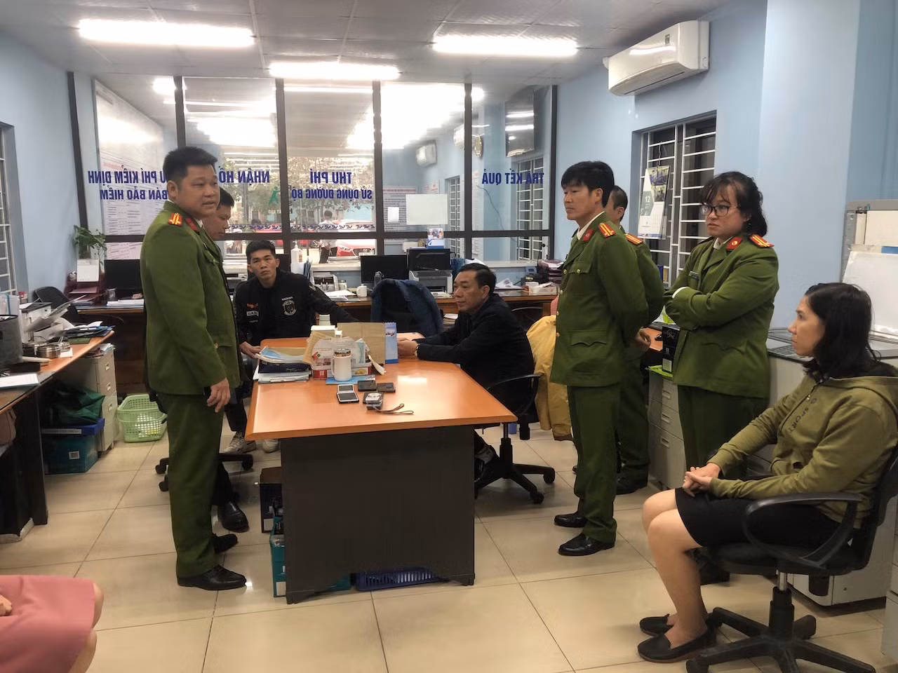 Khám xét 2 trung tâm đăng kiểm xe cơ giới tại Gia Lâm, Hà Nội -0