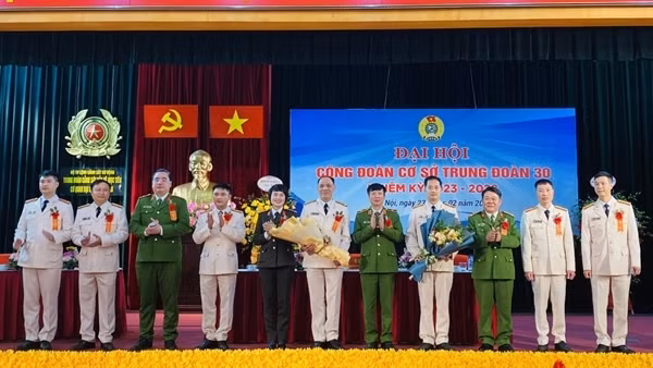 Bảo vệ, chăm lo quyền lợi cho cán bộ, đoàn viên công đoàn, người lao động