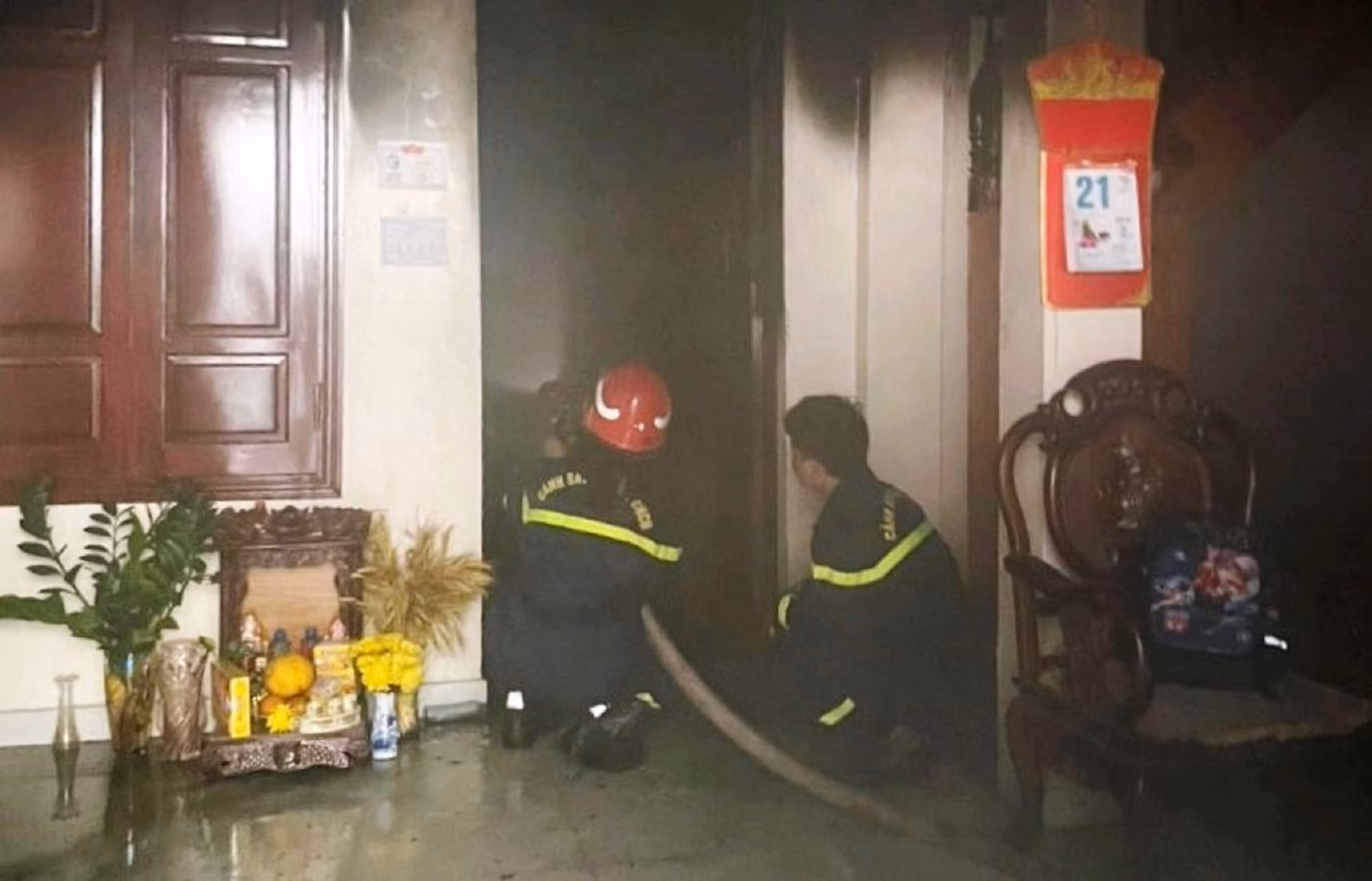 Cảnh sát PCCC Hải Phòng cứu thoát 3 người kẹt trong đám cháy -0