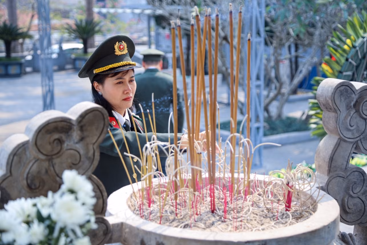 Dâng hoa, dâng hương tri ân, tưởng niệm các anh hùng liệt sĩ nơi miền đất thiêng “đá nở hoa” -2