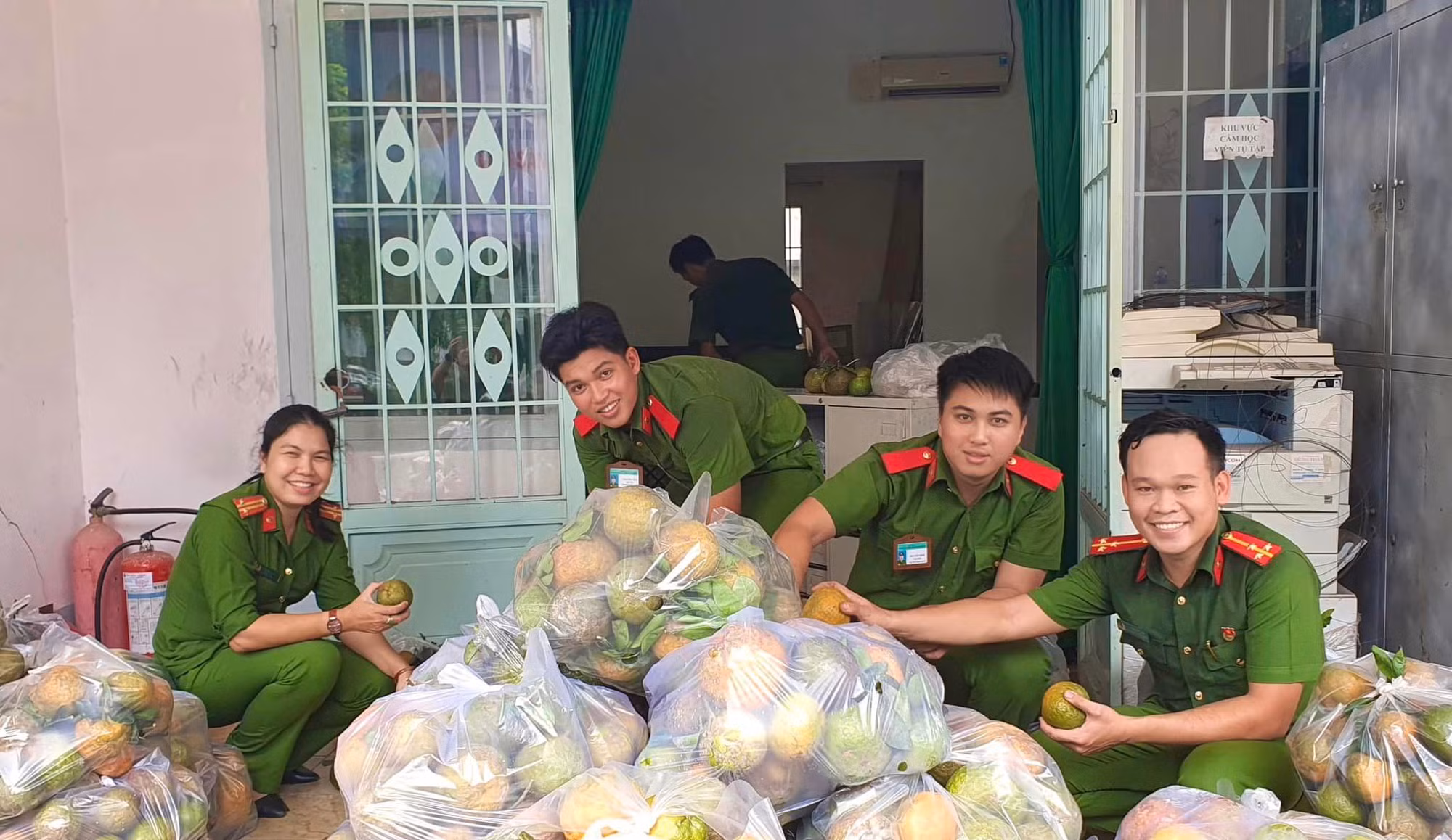 Nhiều đơn vị Công an chung tay hỗ trợ nông dân tiêu thụ hơn 60 tấn cam sành -0