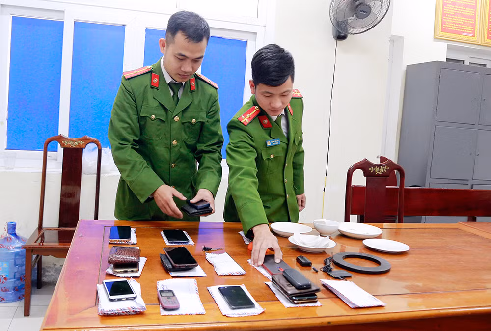 Đột kích “lô cốt” bắt giữ ổ nhóm đánh bạc chuyên nghiệp -0