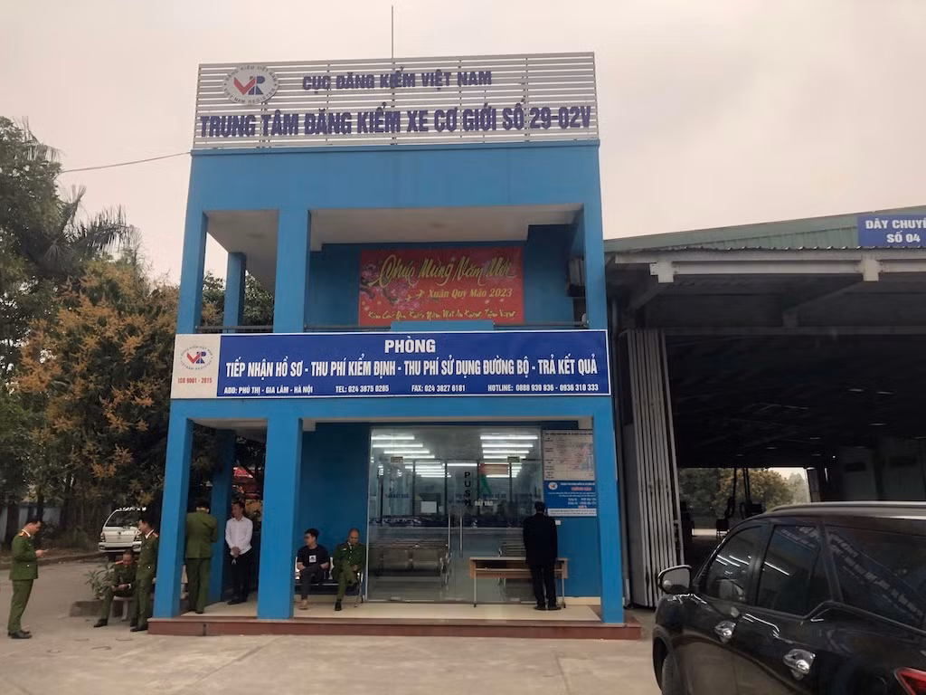 Khám xét 2 trung tâm đăng kiểm xe cơ giới tại Gia Lâm, Hà Nội -0