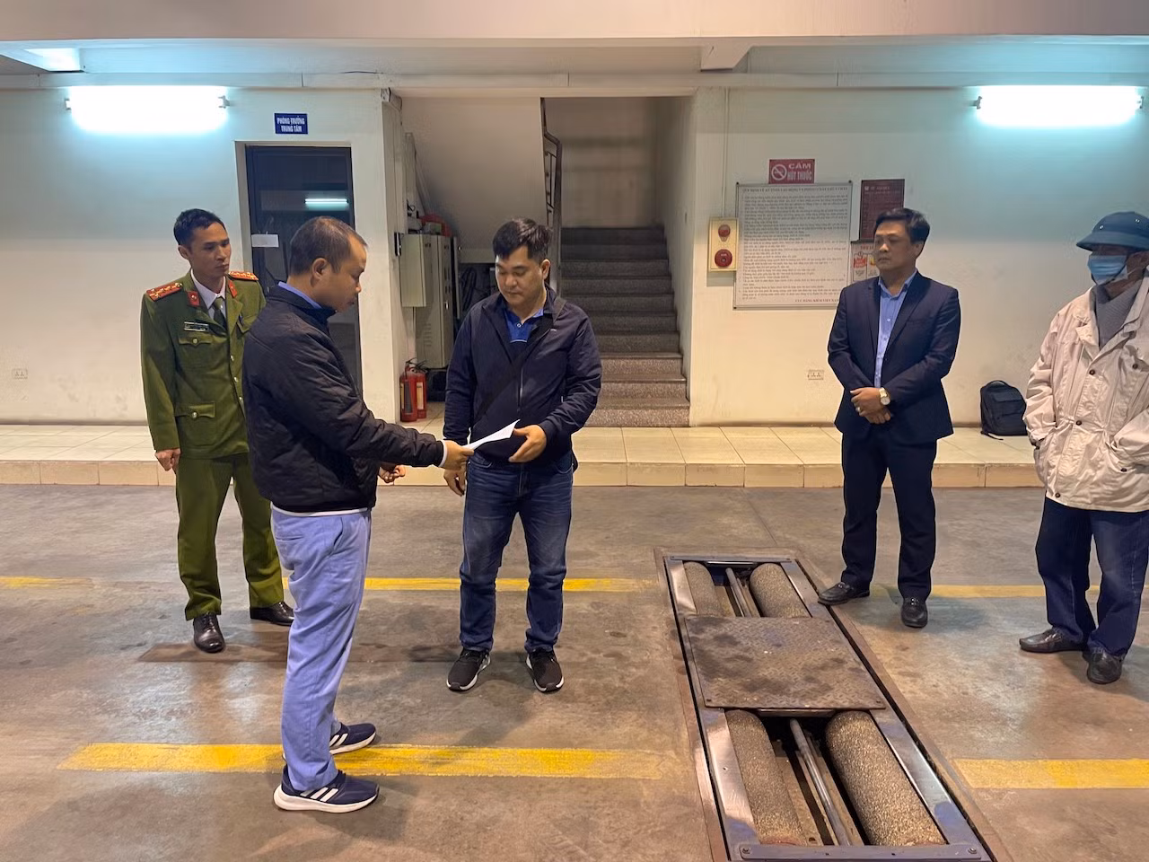 Khám xét 2 trung tâm đăng kiểm xe cơ giới tại Gia Lâm, Hà Nội -0