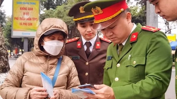 Những lực cản khiến người dân vất vả khi bỏ sổ hộ khẩu giấy