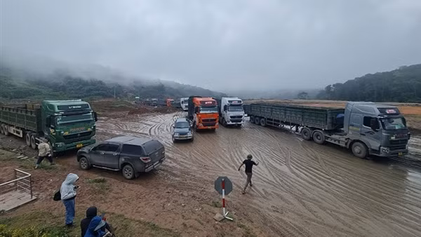 Cửa khẩu quốc tế La Lay sôi động trở lại