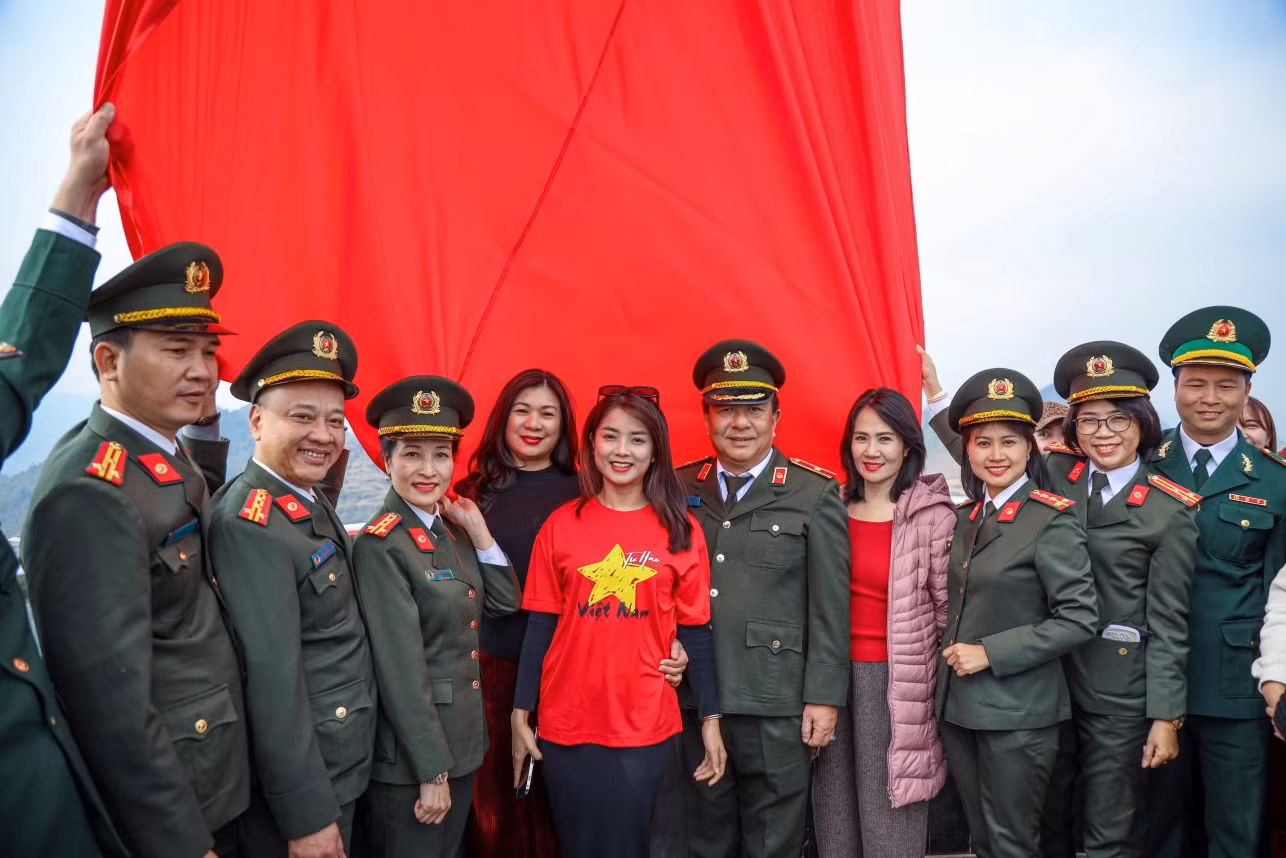Thiêng liêng, xúc động lễ chào cờ, báo công tại cột cờ Lũng Cú, Hà Giang -0