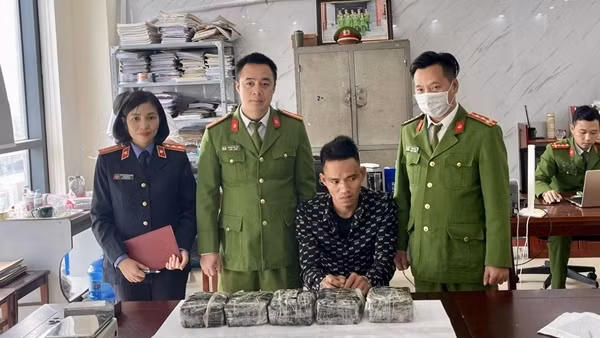 Bóc gỡ đường dây mua bán ma túy, thu giữ 5 kg ma tuý đá