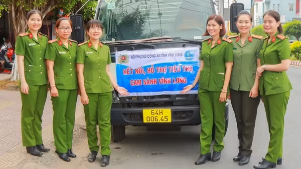 Phụ nữ Công an tỉnh Vĩnh Long kết nối hỗ trợ nông dân tiêu thụ 120 tấn cam sành