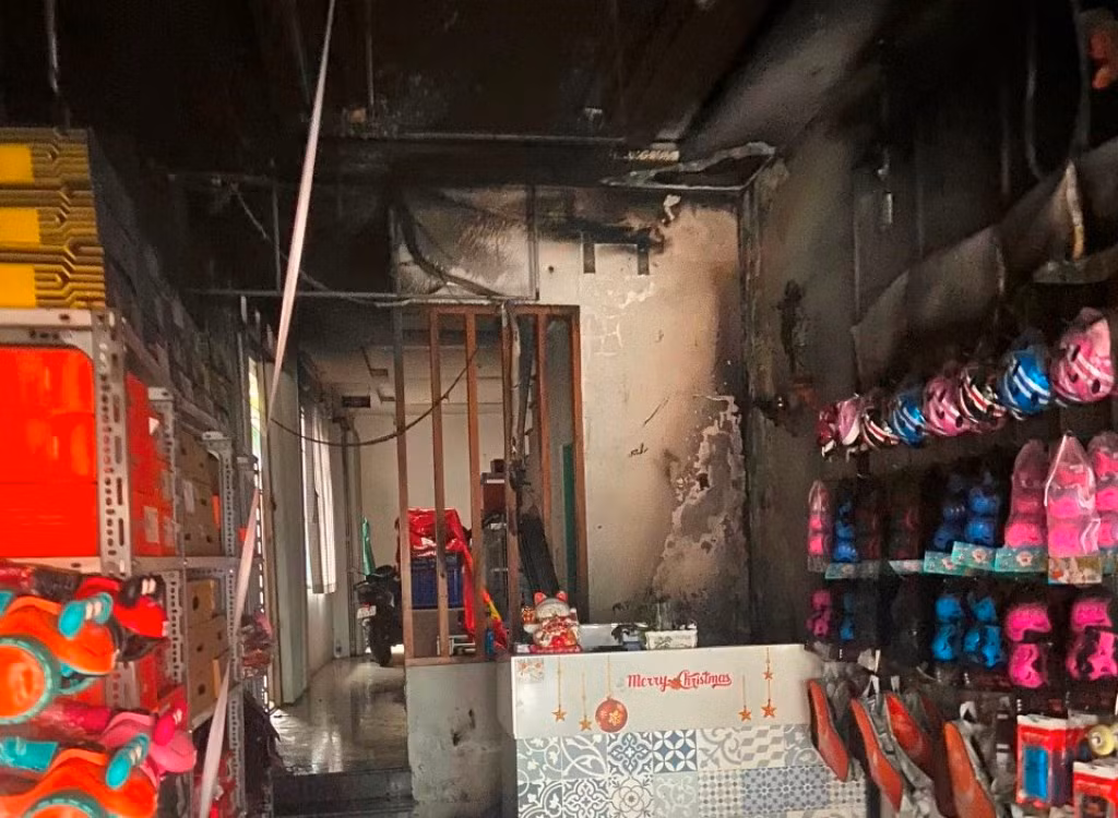 Cảnh sát PCCC&CNCH phá cửa kịp thời cứu 2 nạn nhân bị mắc kẹt trong đám cháy tầng 3,4 của tòa nhà -0
