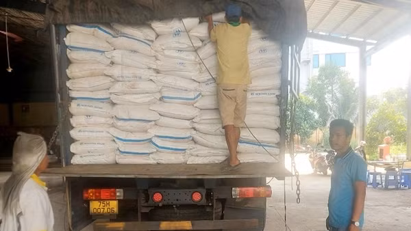 Vận chuyển gần 42 tấn đường cát không rõ nguồn gốc