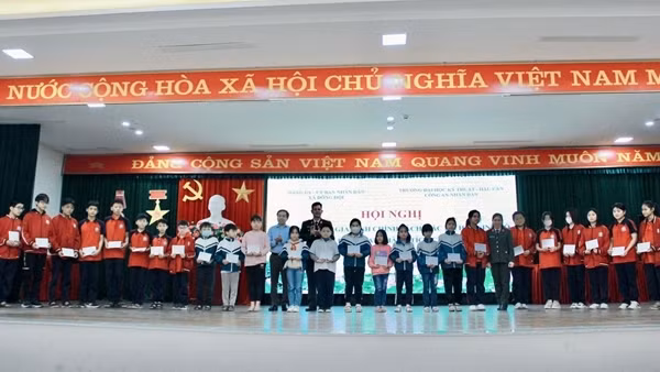 Trường Đại học Kỹ thuật-Hậu cần CAND tặng quà cho gia đình chính sách, học sinh nghèo học giỏi