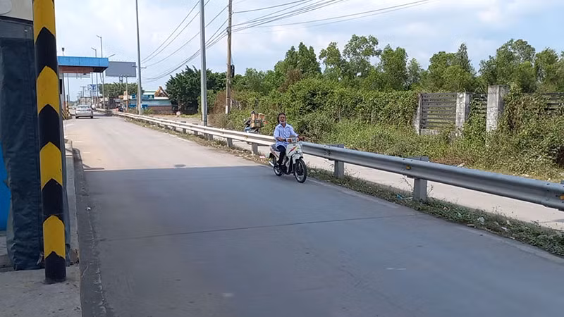 Xe máy vô tư đi vào đường cao tốc TP Hồ Chí Minh - Trung Lương bất chấp biển cấm -3